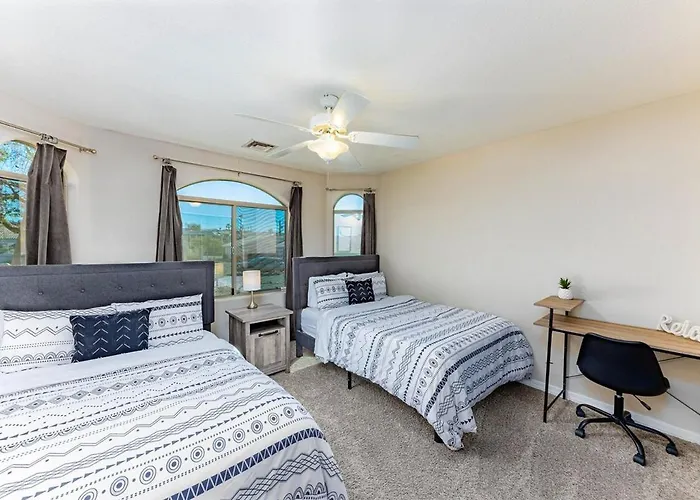 Hébergement de vacances Avalon Havasu Pool Playground Sleeps 20 Lake Havasu City